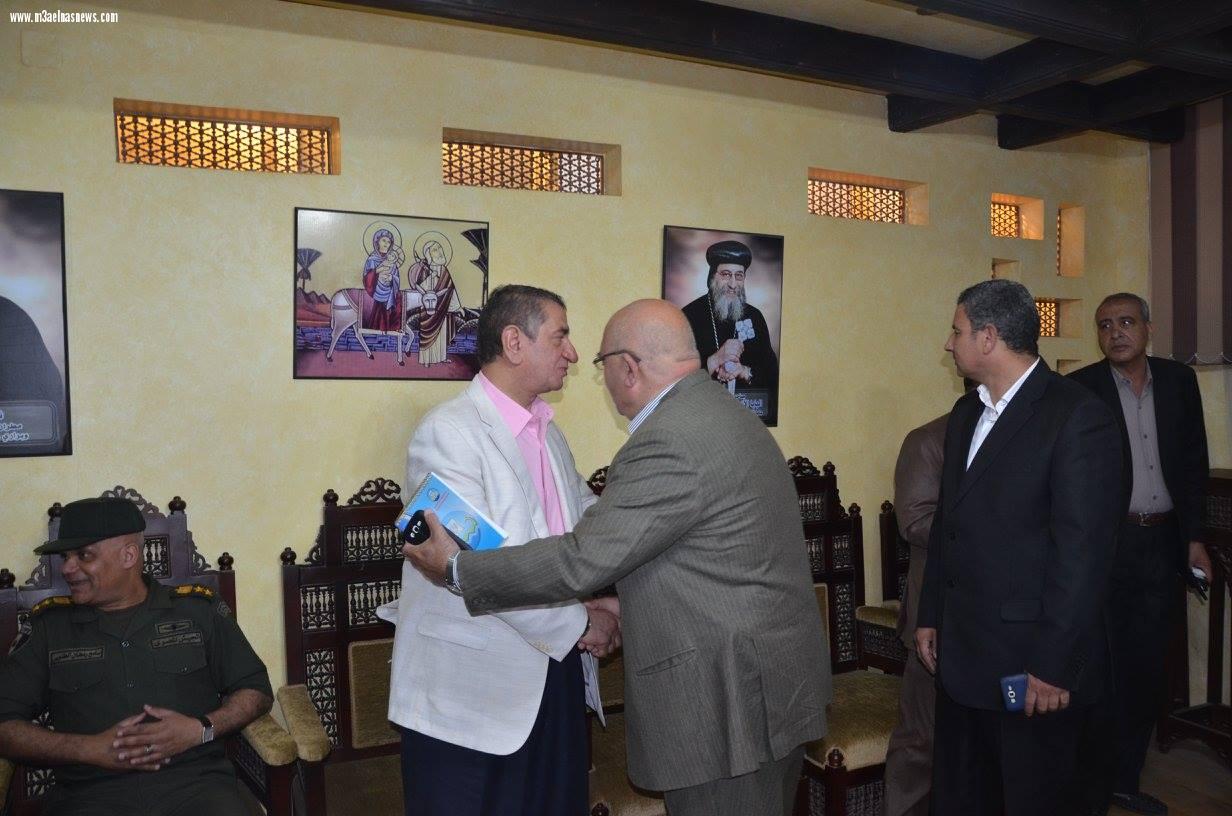 محافظ كفرالشيخ يوزع اللحوم والمنتجات الغذائية بكنيسة العذراء مريم بسخا