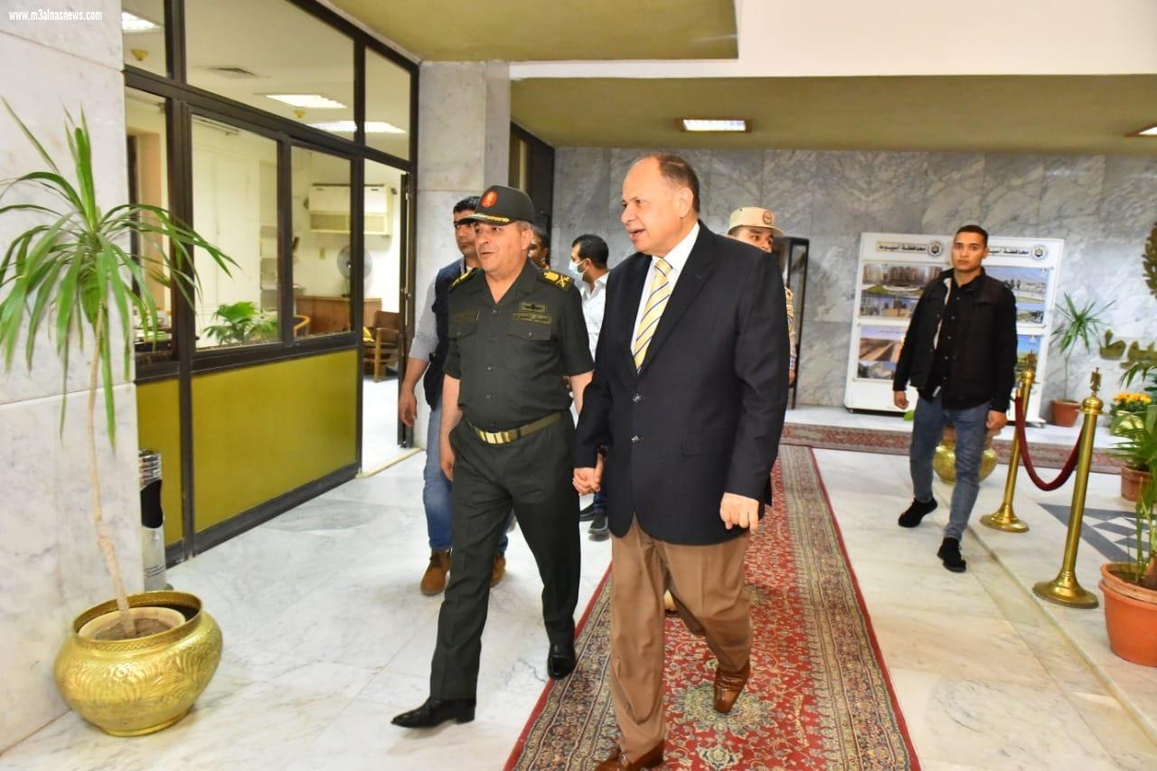 محافظ أسيوط يستقبل قائد المنطقة الجنوبية العسكرية للتهنئة بعيد الفطر المبارك