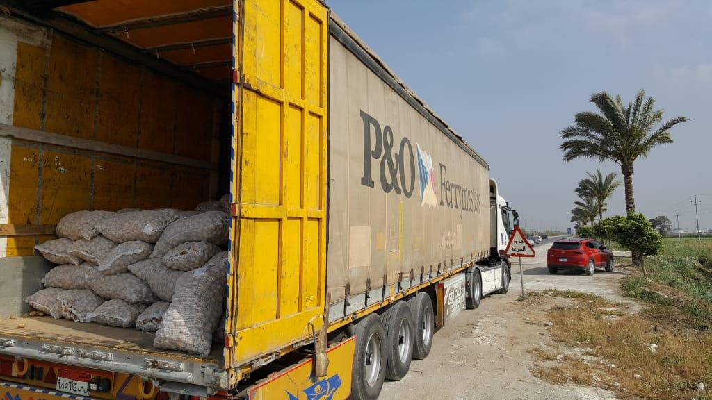 مستقبل وطن يوزع كراتين غذائية و100 طن بطاطس في كفر الشيخ 