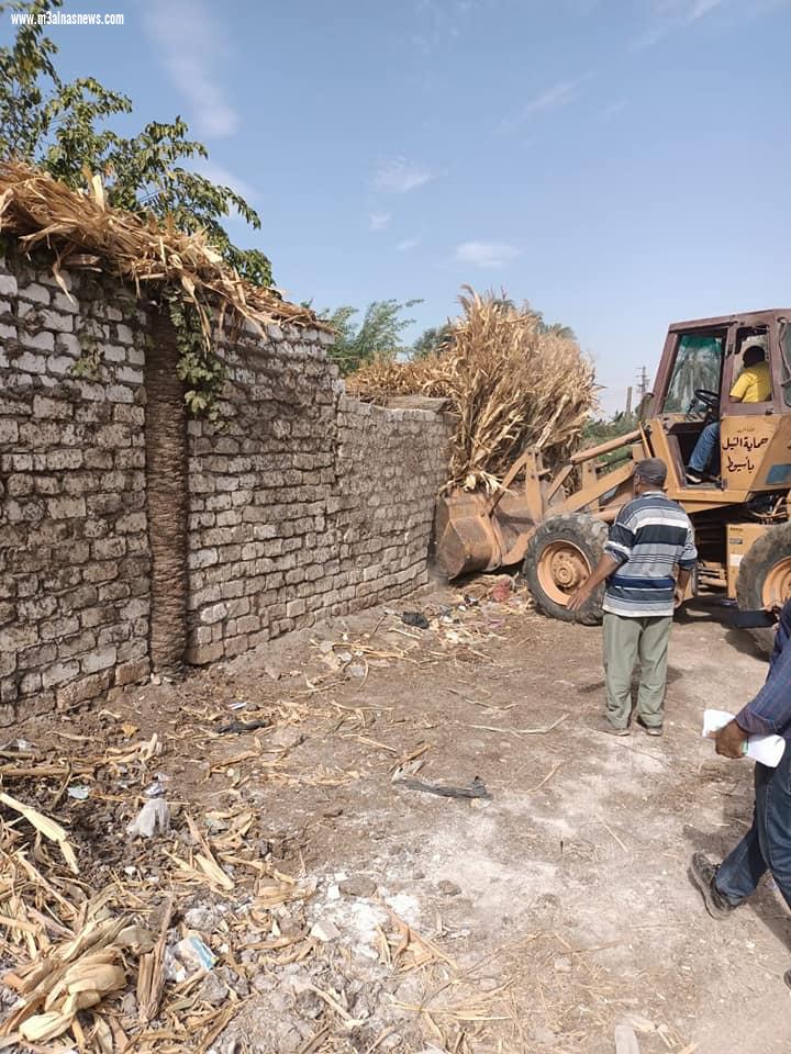 ضمن الموجة الـ 18 لإزالة التعديات محافظ أسيوط: إزالة 24 حالات تعدي واستراد 2031 متر مربع من أراضي أملاك دولة بأبوتيج خلال يوم واحد