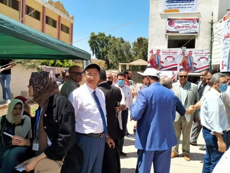 د. نشأت عبدالبارى... شكرا لتواجد زملائى الأطباء رغم حرارة الجو