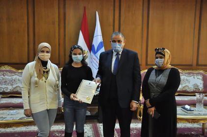 تكريم الفائزة بالميداليه البرونزيه في أولمبياد كوريا الدوليه لشباب المخترعين بجامعة كفر الشيخ