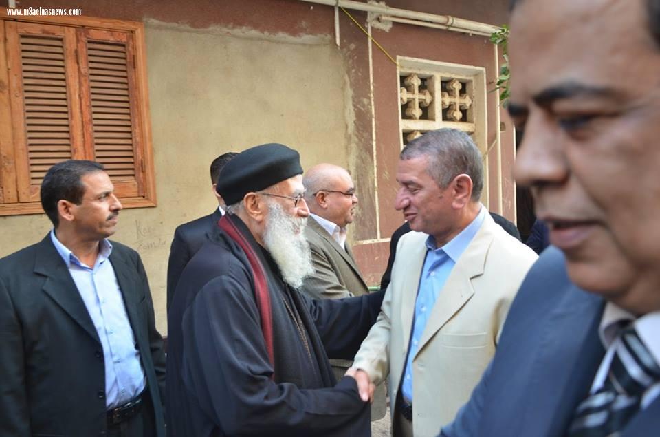 محافظ كفر الشيخ يشارك الأقباط احتفالاتهم ويوزع العديدية عليهم.. 