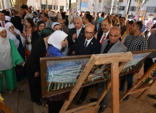 رئيس جامعة أسيوط يفتتح المعرض الفني بكلية التربية النوعية