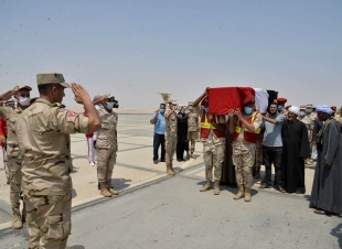 محافظ أسيوط ورئيس أركان المنطقة الجنوبية العسكرية يتقدمان الجنازة العسكرية للشهيد البطل 