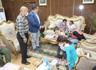 محافظ المنوفية لأسرة سورية : أنتم في بلدكم الثاني مصر