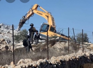 مواصلة الاحتلال وتجريف اراضي جنوبي الخليل