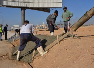 وزير الطيران المدنى يتفقد مشروع أسوار التأمين المحيطة بمطار القاهرة الدولى