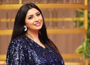 اول فنانه مصريه تنسج خيوط من الذهب علي كسوة الكعبه