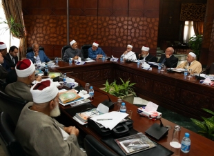 هيئة كبار العلماء : يجب الالتزام بمواعيد الحظر ومنع التجمع حتى للصلاه