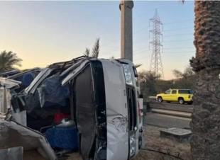 انقلاب حافلة ومصرع شخصان وإصابة 11 اخرون بطريق أبو ظبي