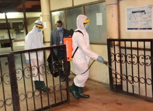 الهلال الاحمر يعقم محطة مصر بالتعاون مع مؤسسة ساويرس للتنمية 