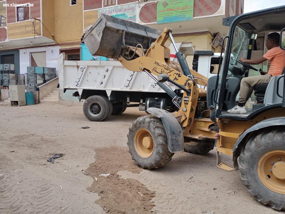 محافظ اسيوط يوجه بتكثيف حملات النظافة بالمراكز والاحياء وحملات مكبرة بمراكز الغنايم وساحل سليم والفتح وابوتيج لرفع المخلفات والقمامة من الشوارع والميادين