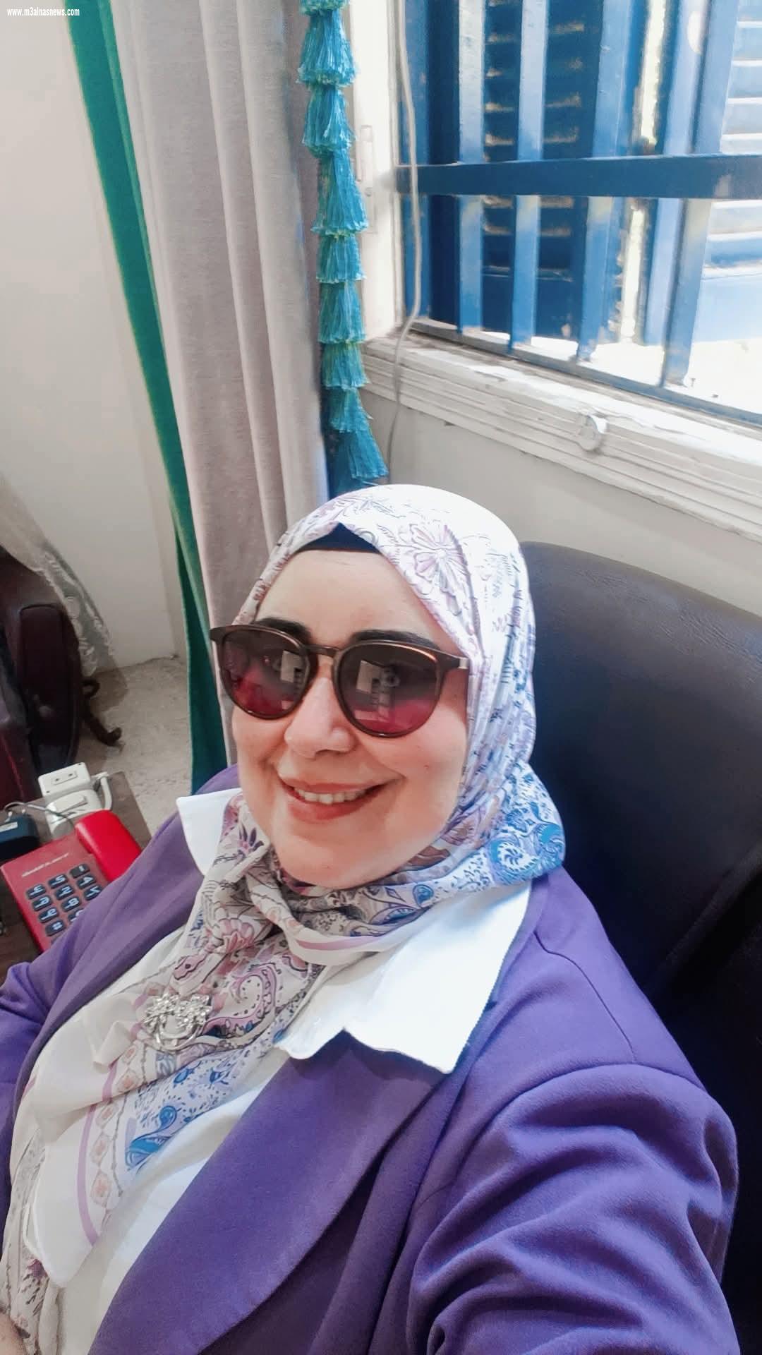 وزيرة التنمية المحلية تطمئن على حكمت الباز بعد التعديل عليها أثناء تنفيذ قرار إزالة