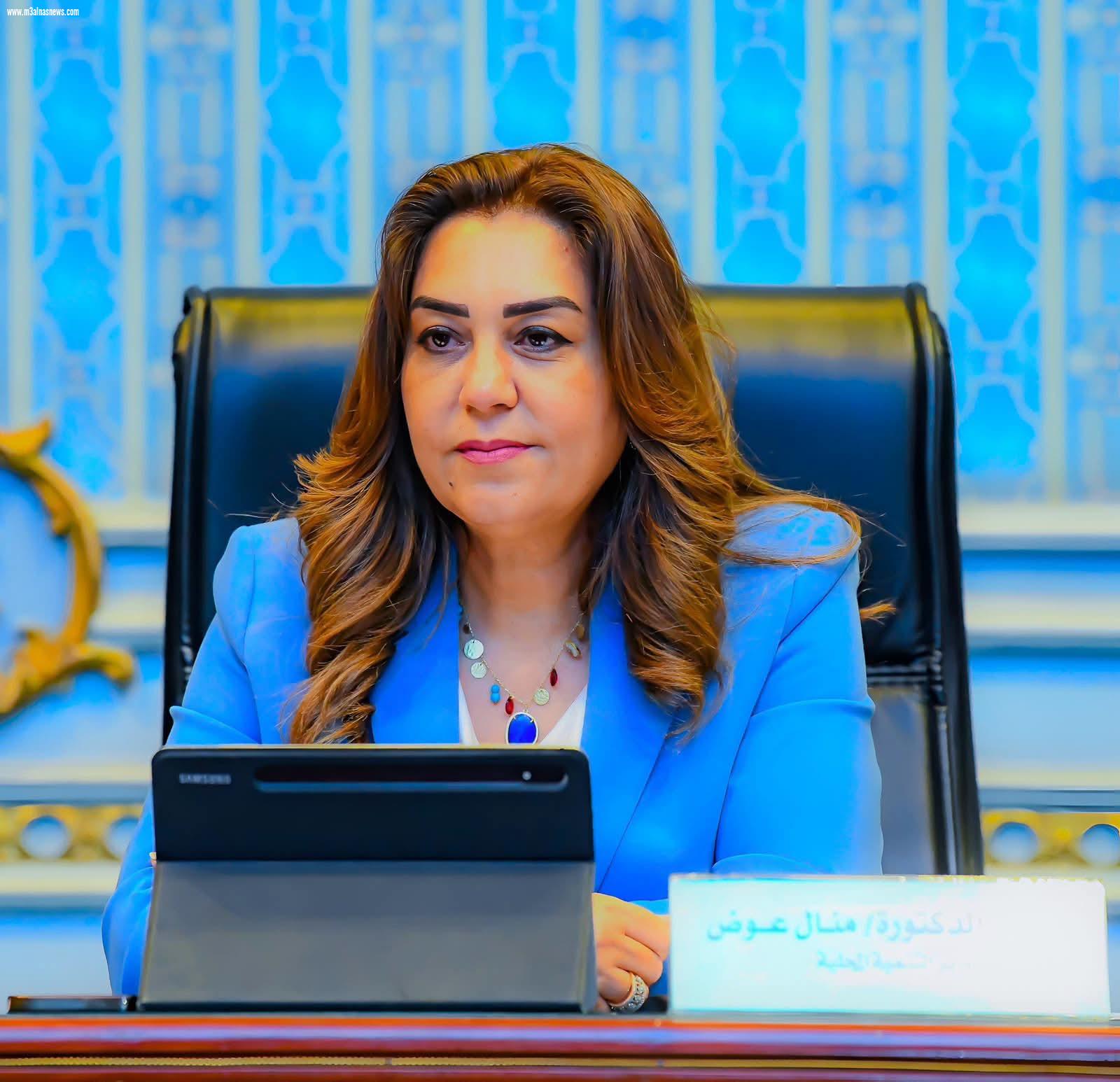 وزيرة التنمية المحلية تطمئن على حكمت الباز بعد التعديل عليها أثناء تنفيذ قرار إزالة