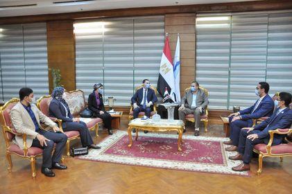  عبدالرازق دسوقي.. يستقبل نائب المحافظ ووفد متدربي البرنامج الرئاسي للتنفيذيين