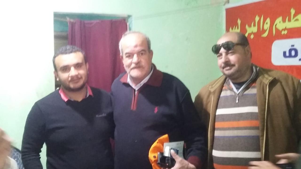 نائب مصيف بلطيم بكفر الشيخ يجرى الكشف الطبى فى  قافلة العيون