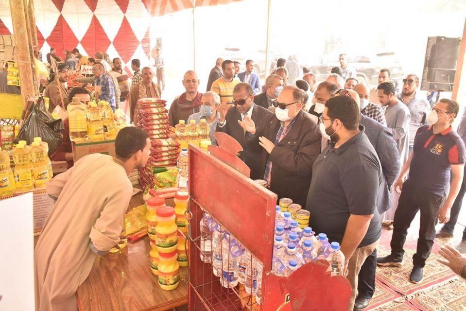 محافظ أسيوط يفتتح معارض الغرفة التجارية لبيع الخضار والفاكهة والسلع الغذائية بأسعار مخفضة بميدان المنفذ وجمعية الشبان المسلمين