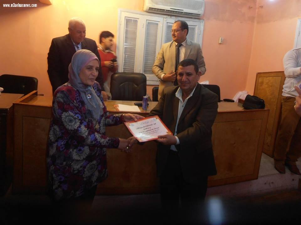 عايدة ماضي تكرّم 5 قيادات بالحامول بينهم نائب رئيس المركز لبلوغهم سن المعاش.. 