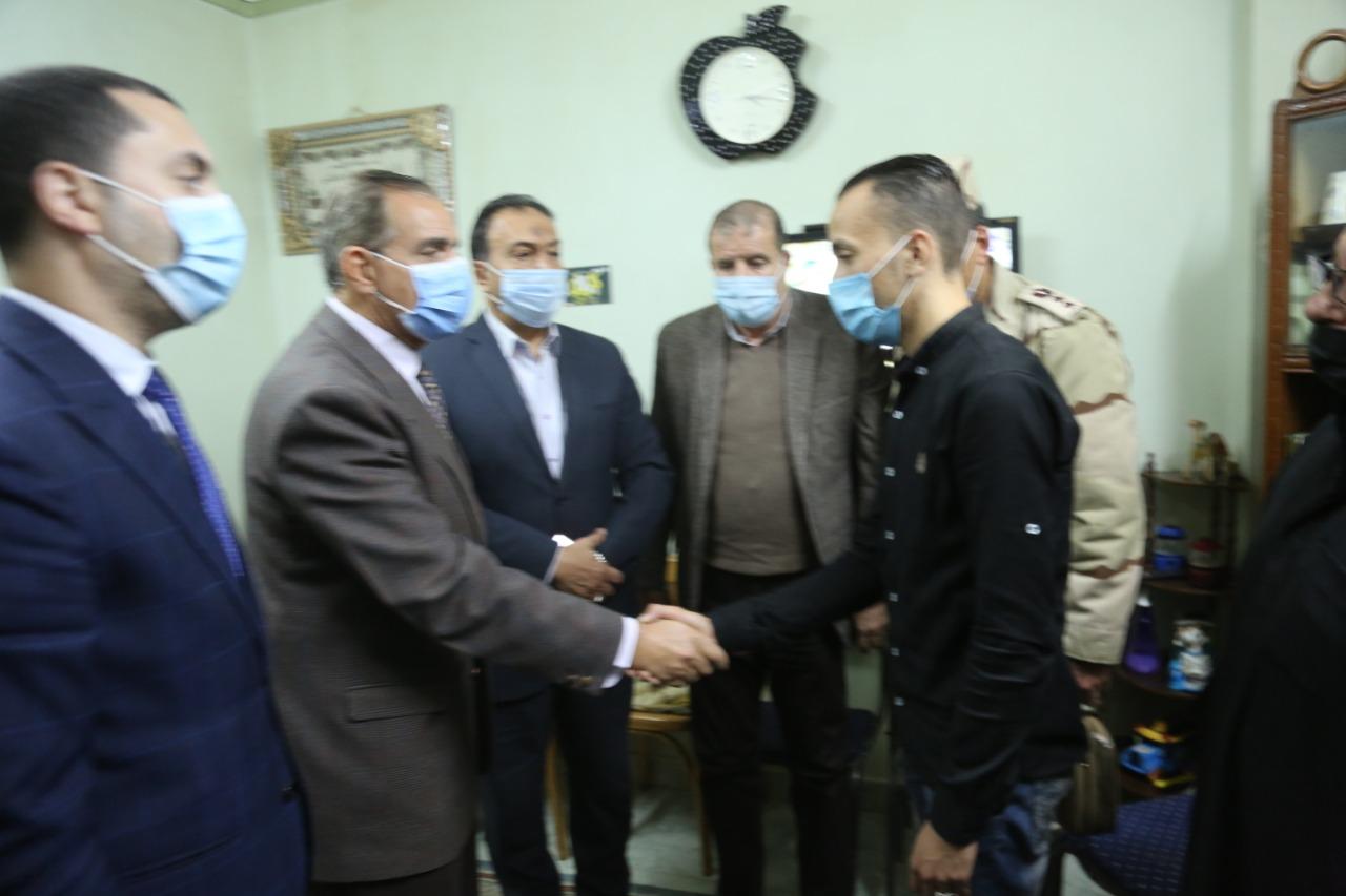 محافظ كفر الشيخ يقدم واجب العزاء لأسرة السواحلي شهيد سيناء 
