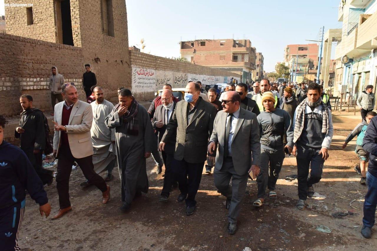 محافظ أسيوط ورئيس جهاز تعمير الوادي الجديد يتفقدان أعمال إنشاء مجمع خدمات المواطنين ومجمع الخدمات الزراعية بقرية صنبو بديروط ضمن مشروعات 