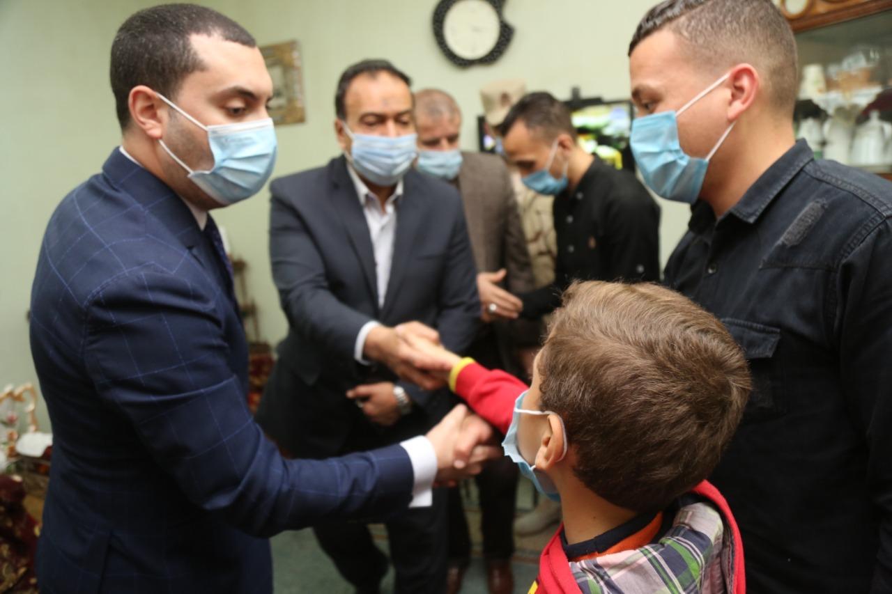 محافظ كفر الشيخ يقدم واجب العزاء لأسرة السواحلي شهيد سيناء 