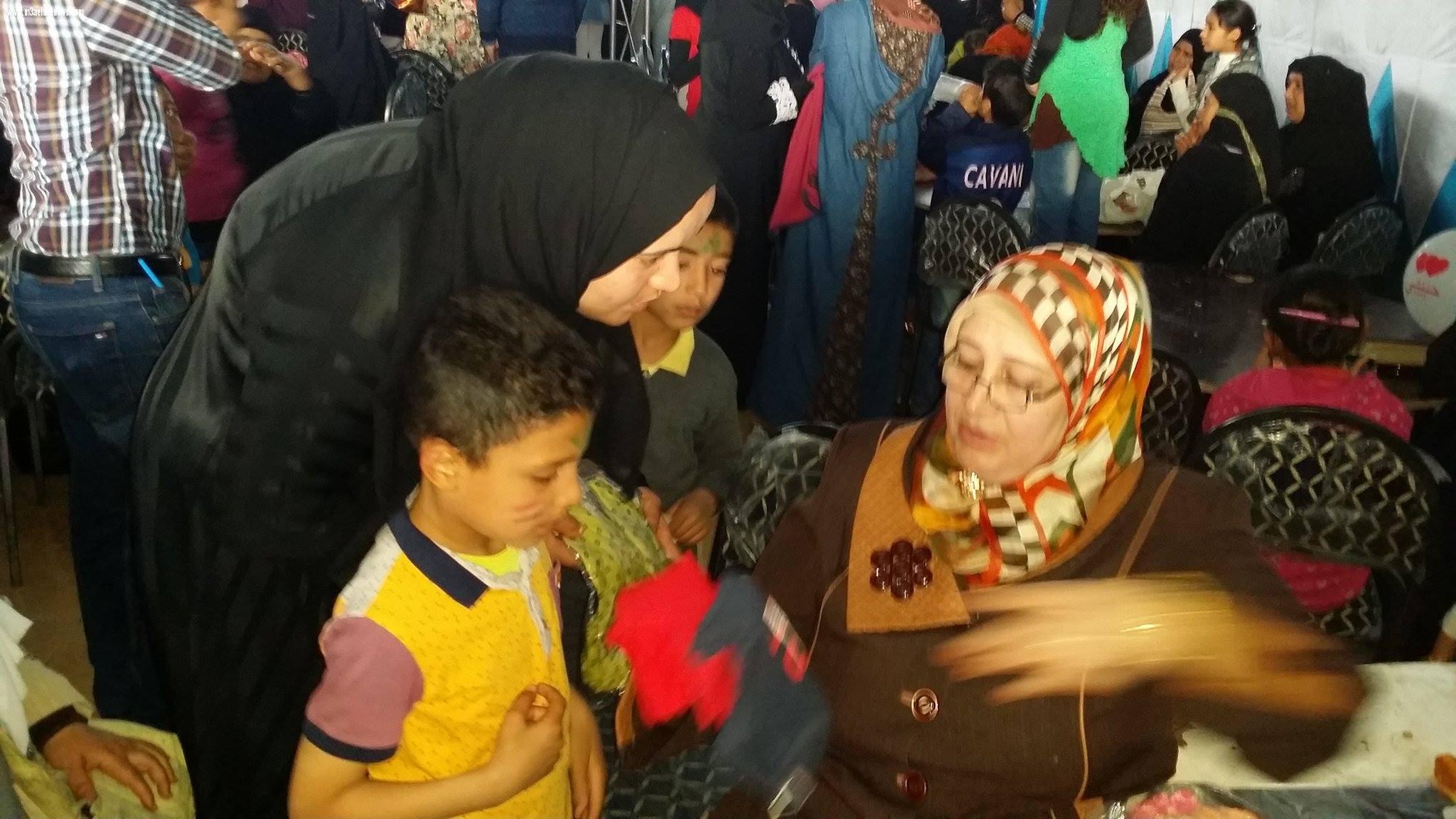  بالصور| سيدة أعمال بكفر الشيخ تتبرع بـ 100 قطعة ملابس للأطفال الأيتام