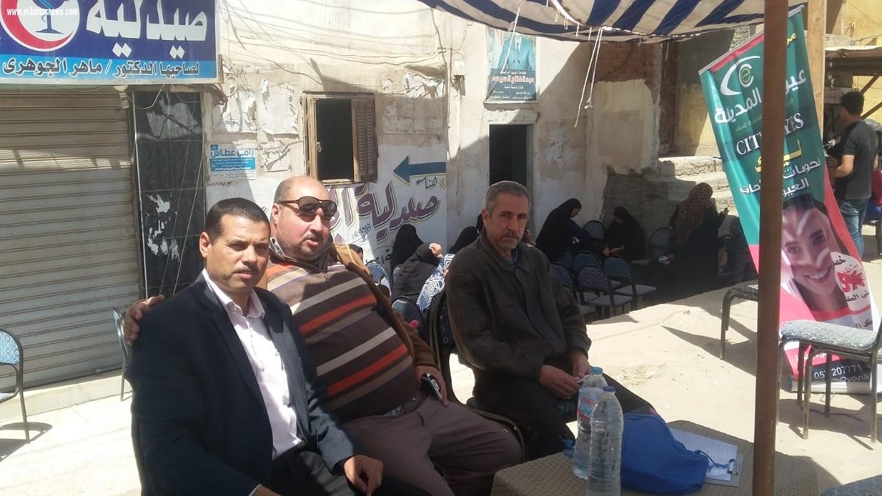 نائب مصيف بلطيم بكفر الشيخ يجرى الكشف الطبى فى  قافلة العيون
