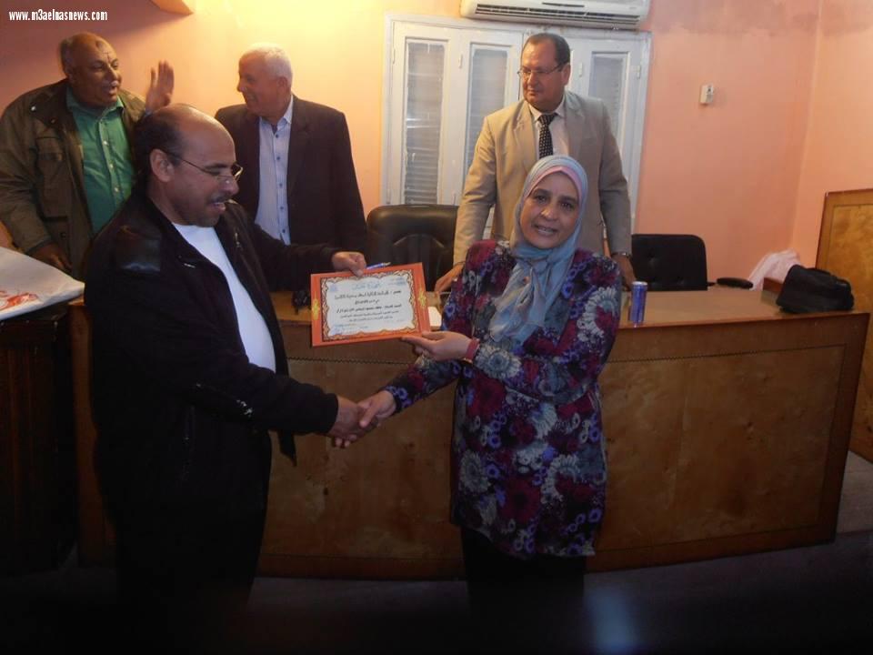 عايدة ماضي تكرّم 5 قيادات بالحامول بينهم نائب رئيس المركز لبلوغهم سن المعاش.. 