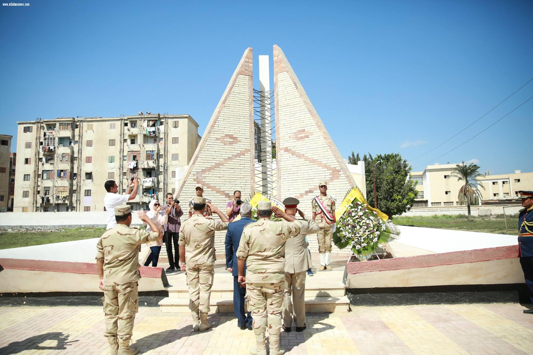 محافظ كفرالشيخ يضع اكليل الزهور على قبر الجندى المجهول احتفالأً بالذكرى الـ 45 لإنتصارات السادس من أكتوبر