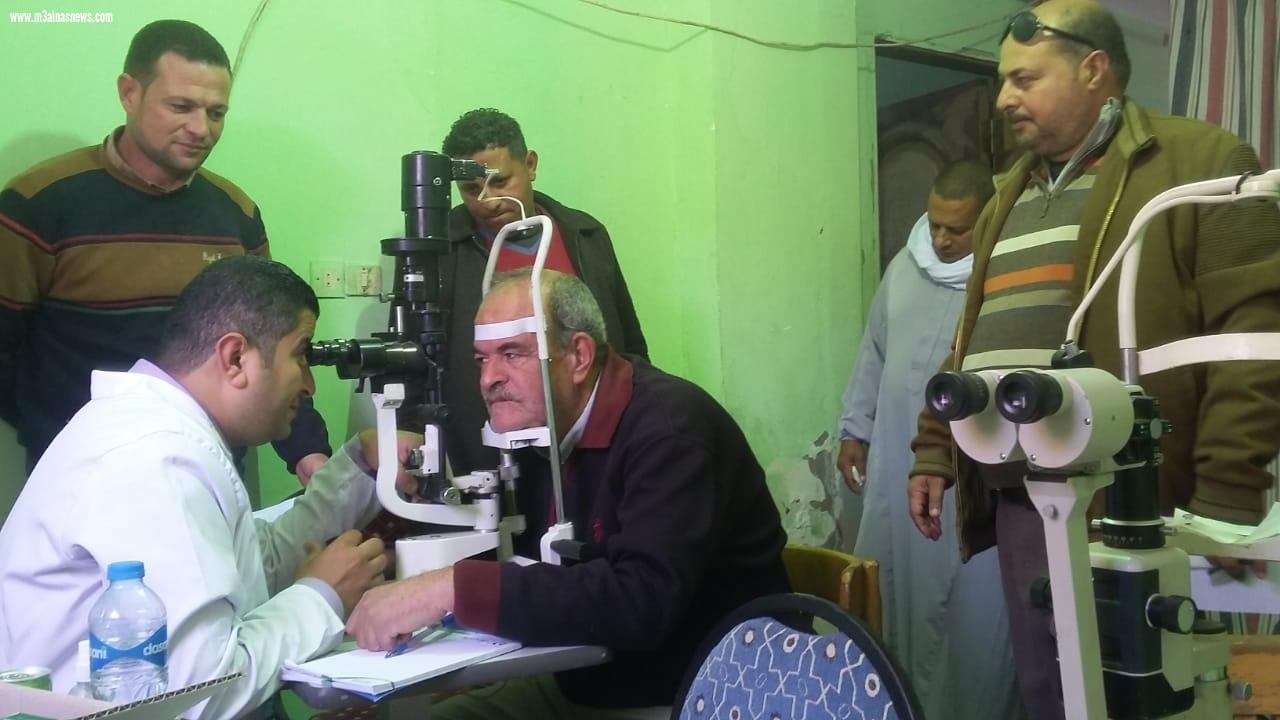 نائب مصيف بلطيم بكفر الشيخ يجرى الكشف الطبى فى  قافلة العيون