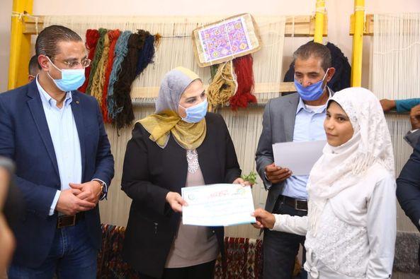 وزيرة التضامن ومحافظ الفيوم يتفقدان مصنع إنتاج السجاد بمركز يوسف الصديق