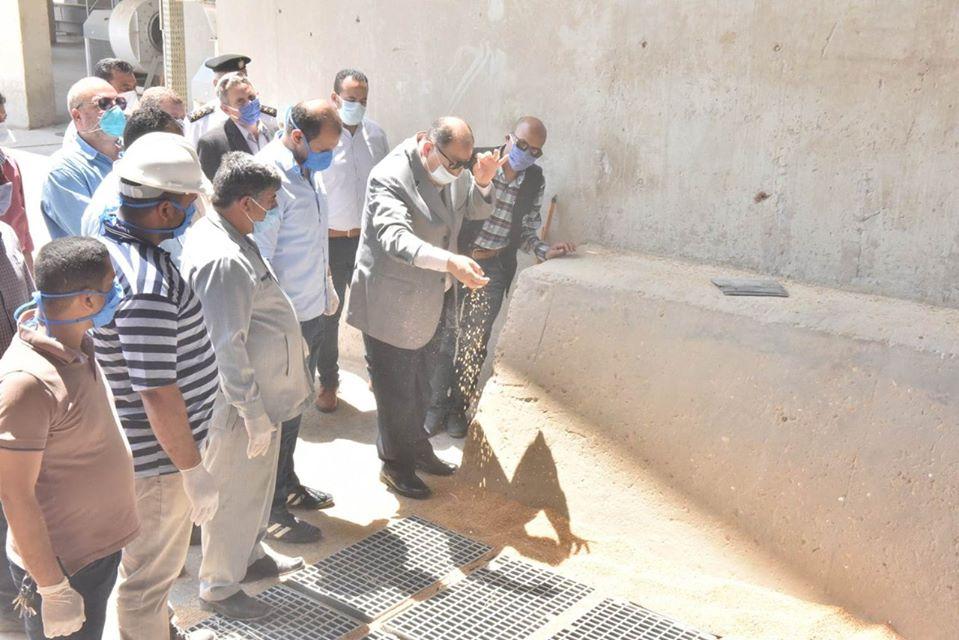 محافظ أسيوط يتفقد صوامع عرب العوامر لمتابعة توريد محصول القمح