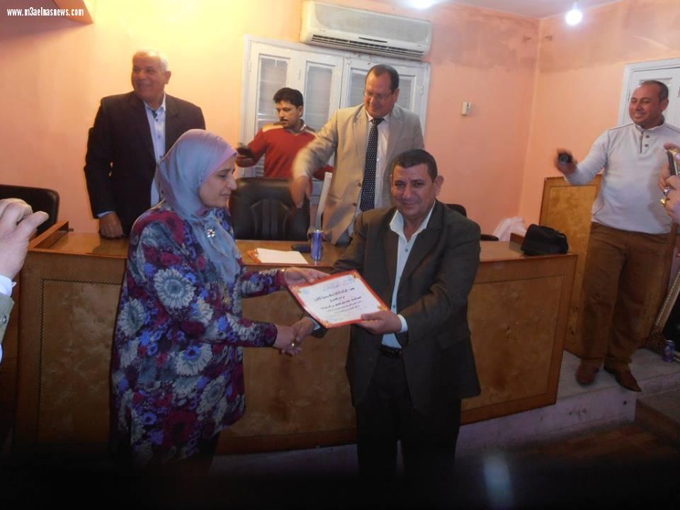 عايدة ماضي تكرّم 5 قيادات بالحامول بينهم نائب رئيس المركز لبلوغهم سن المعاش.. 