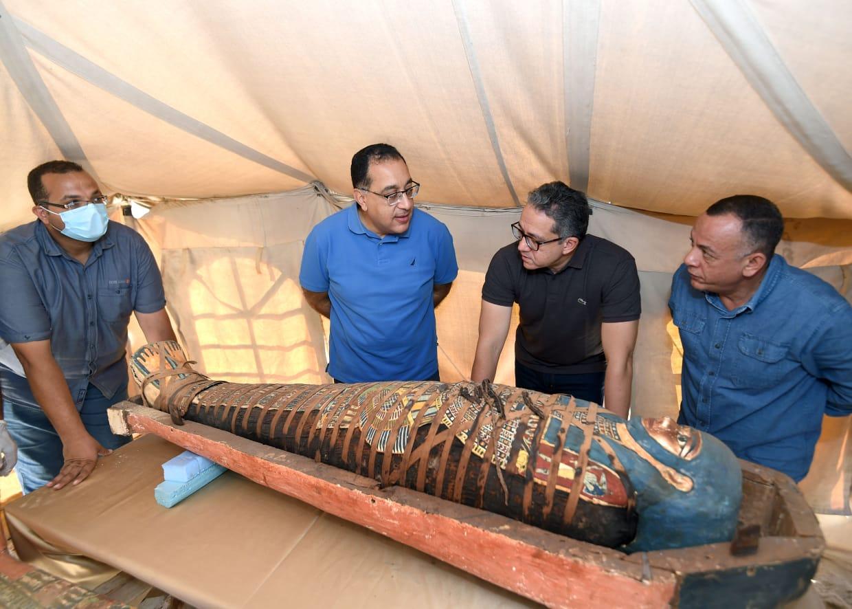 رئيس الوزراء داخل بئر أثري بسقارة لتفقد كشف أثري كبير يعلن عن تفاصيله قريباً