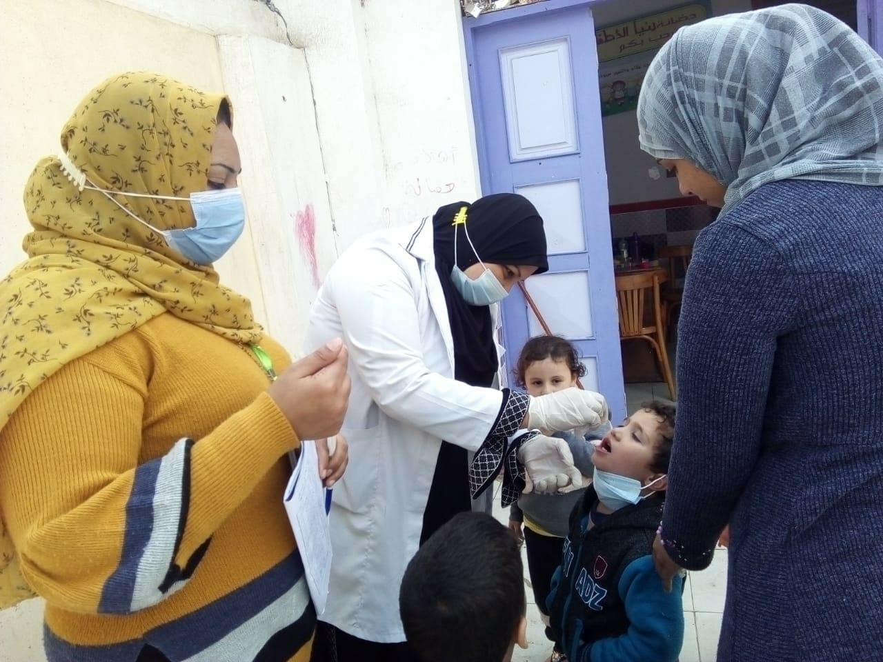  بينهم 40 طفلا سوريا.. محافظ كفرالشيخ يشيد بالاطقم الطبية بحملة التطعيم ضد شلل الاطفال بنسية تغطية 99.2%