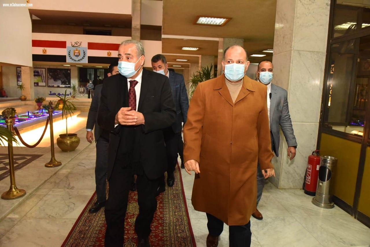 محافظ أسيوط يستقبل وزير التموين خلال زيارته للمحافظة لتفقد وافتتاح عدد من المشروعات والمنشآت التموينية