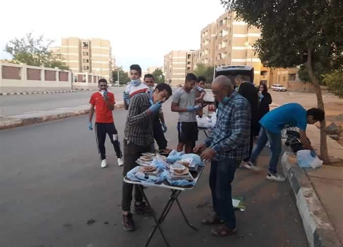 افطار جماعي أمام مستشفى العزل بأسوان تضامنا مع مصابي كورونا