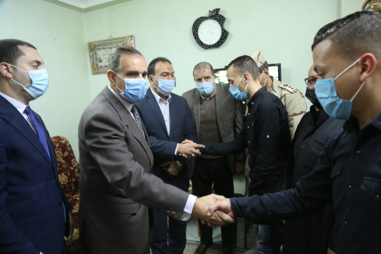 محافظ كفر الشيخ يقدم واجب العزاء لأسرة السواحلي شهيد سيناء 