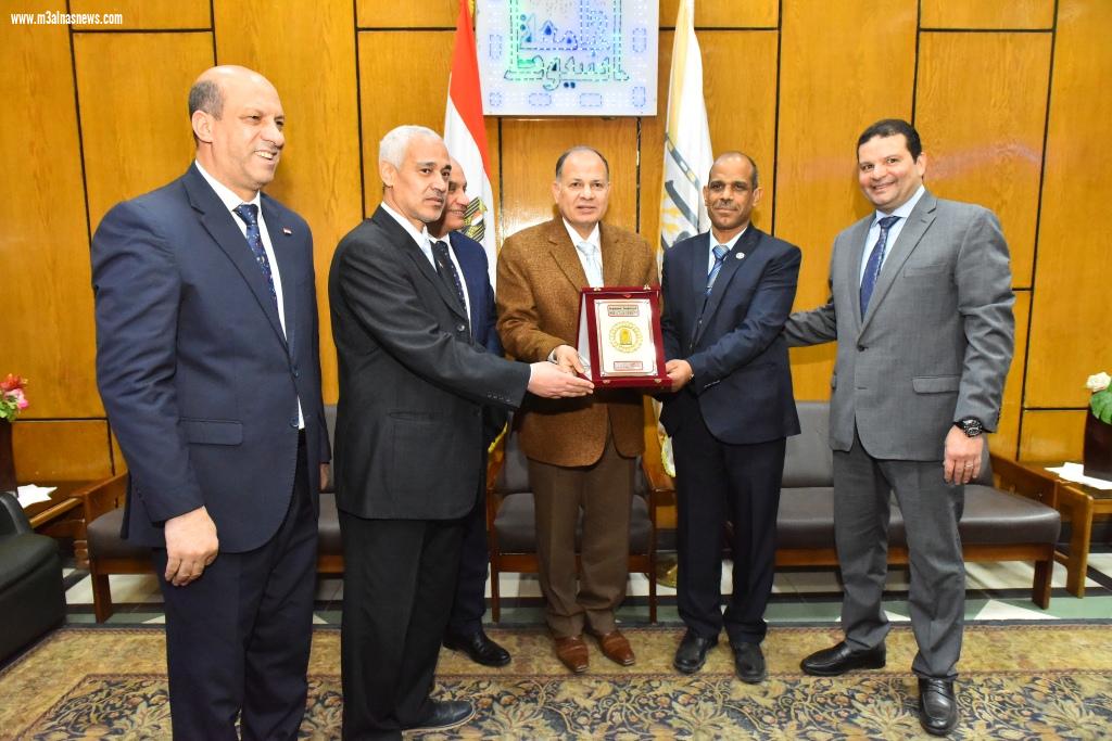 نائب وزير المالية ومحافظ أسيوط يفتتحان أعمال تطوير ورفع كفاءة مبنى المديرية المالية