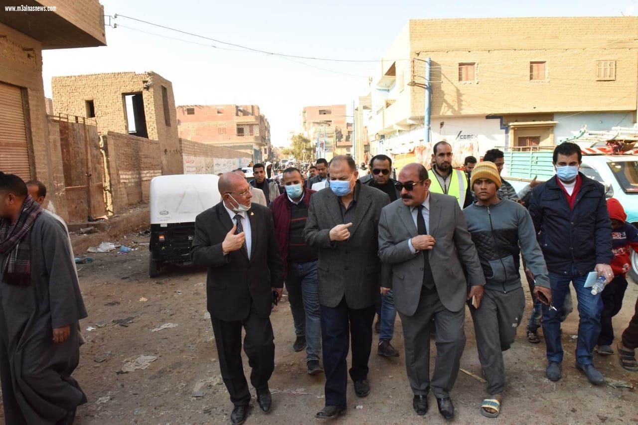 محافظ أسيوط ورئيس جهاز تعمير الوادي الجديد يتفقدان أعمال إنشاء مجمع خدمات المواطنين ومجمع الخدمات الزراعية بقرية صنبو بديروط ضمن مشروعات 