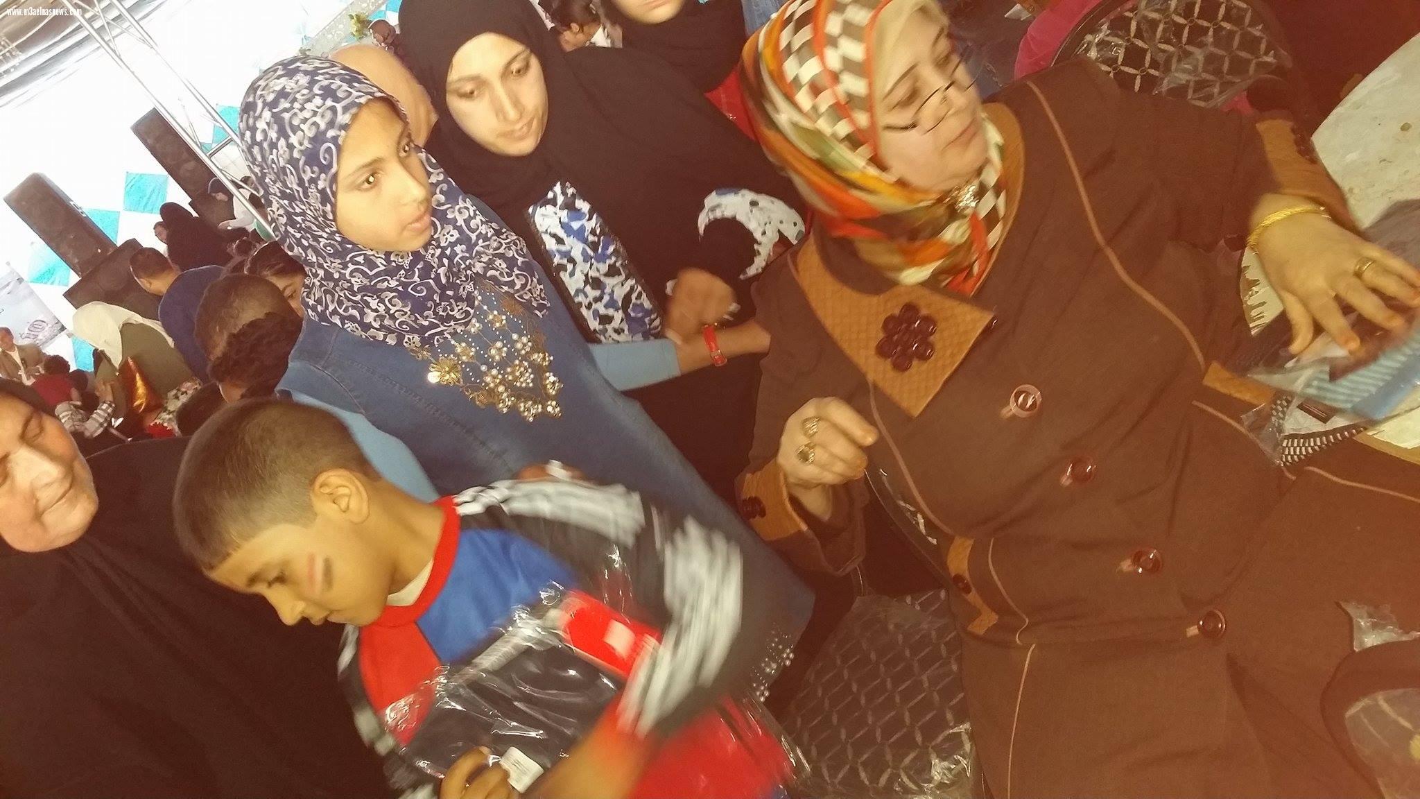  بالصور| سيدة أعمال بكفر الشيخ تتبرع بـ 100 قطعة ملابس للأطفال الأيتام