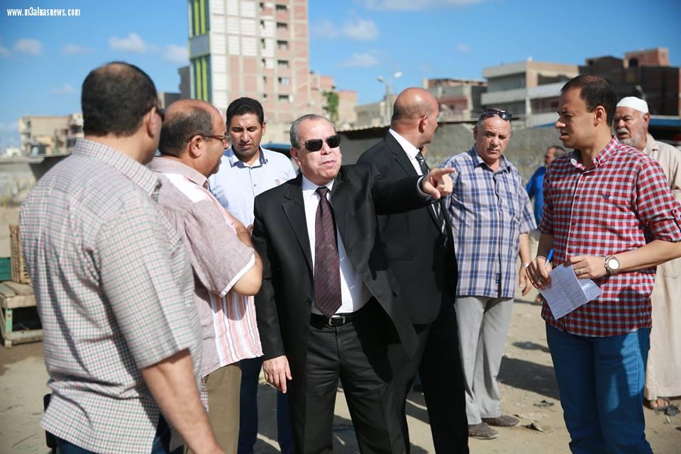 محافظ كفرالشيخ يشدد برفع الإشغالات بسوق بلطيم ومواطن: 