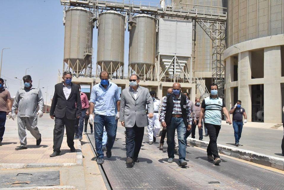 محافظ أسيوط يتفقد صوامع عرب العوامر لمتابعة توريد محصول القمح