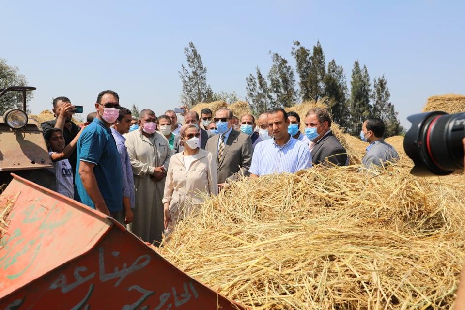 بالصور .. محافظ كفر الشيخ : 89 موقعاً لتجميع قش الأرز وكبس 300 طن كومات سمادية وأعلاف ووزيرة البيئة: تجميع ما يقرب من 18 ألف و 440 طن قش أرز 