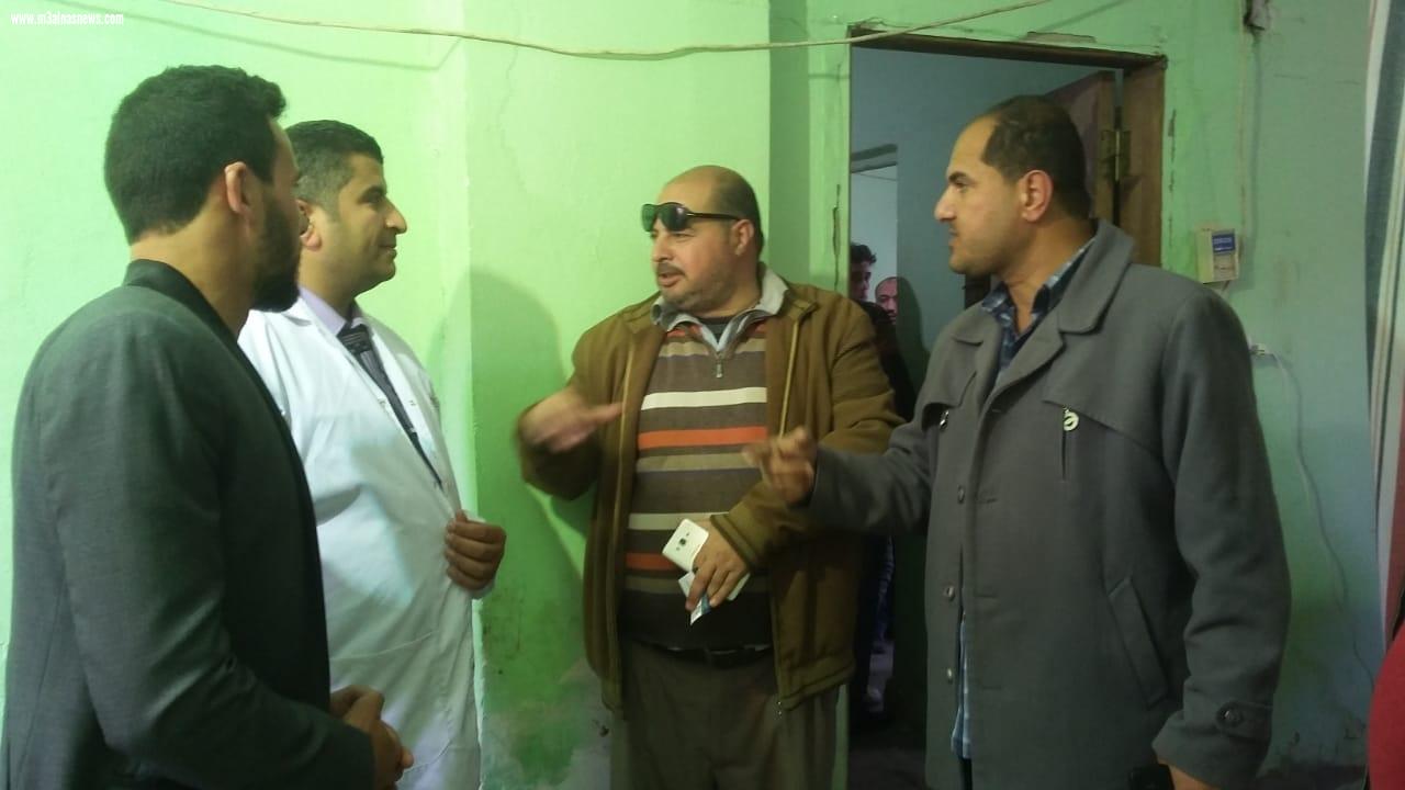 نائب مصيف بلطيم بكفر الشيخ يجرى الكشف الطبى فى  قافلة العيون