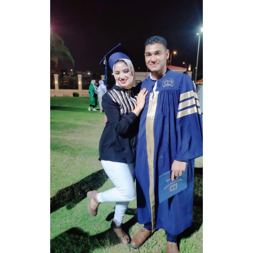الزميل السيد شحاتة ... يهنىء الزميلة هويدا احمد .. بتخرج شقيقها الدكتور احمد