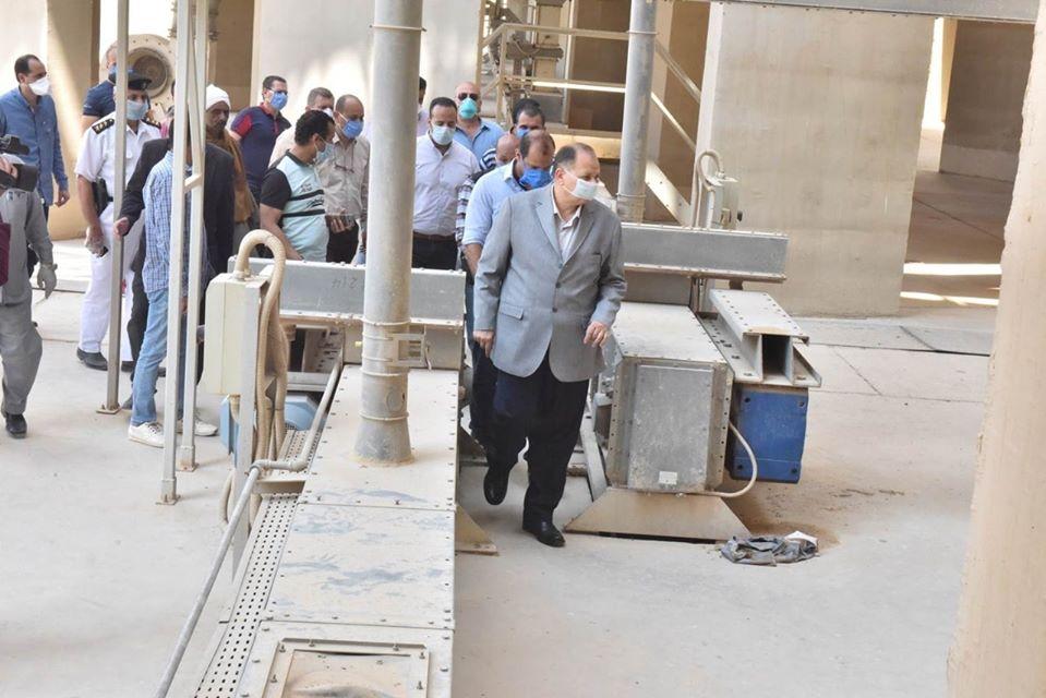 محافظ أسيوط يتفقد صوامع عرب العوامر لمتابعة توريد محصول القمح