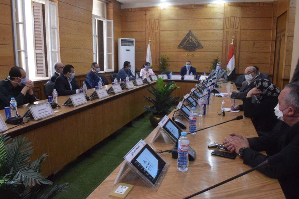 رئيس جامعة بنها.. توفير 50 الف ماسك و1500 بدلة وقائية للأطقم الطبية.. كورونا أزمة عالمية ومواجهته مسئوليتنا جميعا