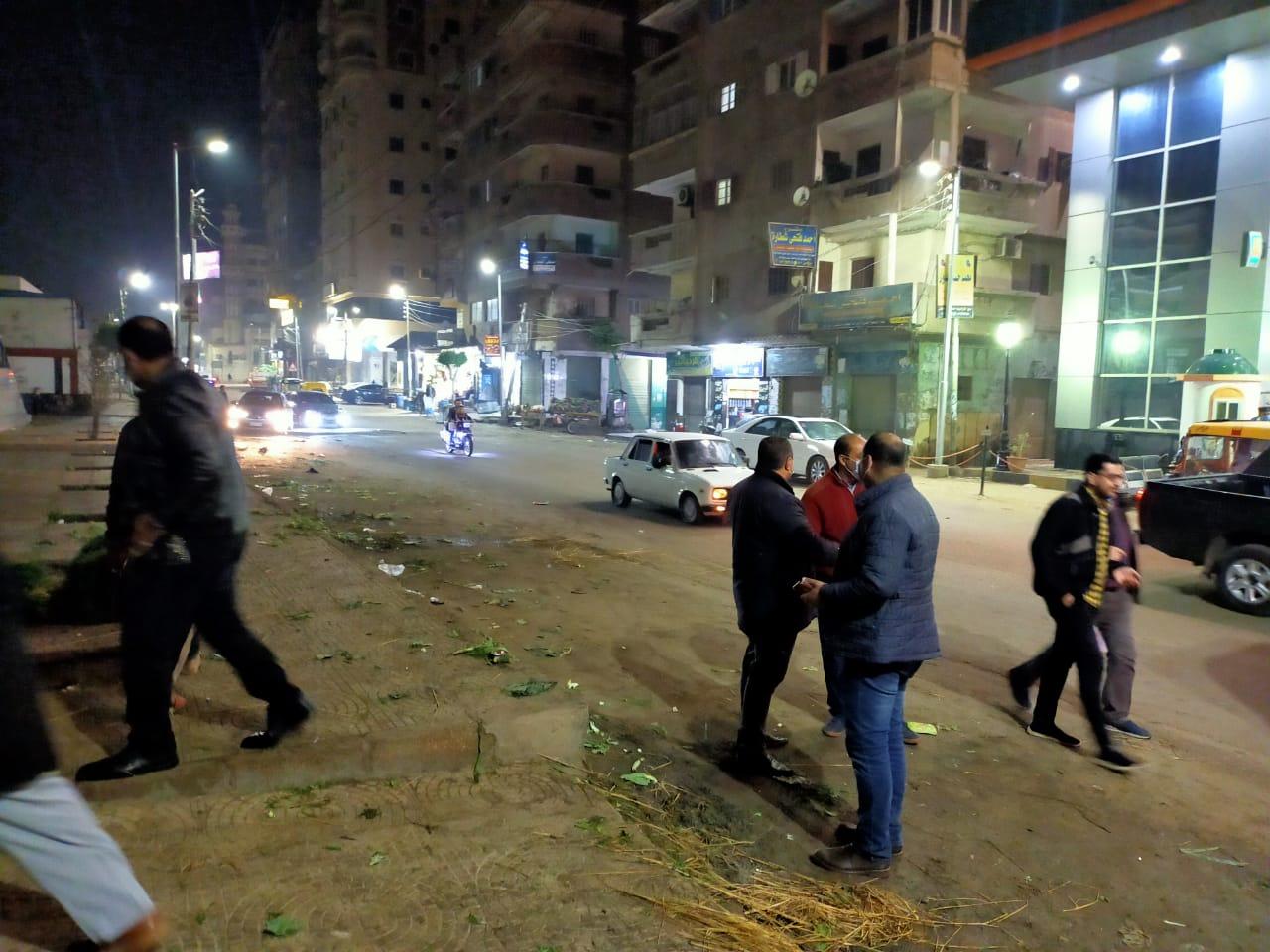 حملات ليلية تستغل أوقات الغلق لرش وتطهير الشوارع والمصالح الحكوميه بدسوق وفوه